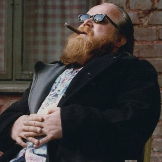 Gösta Sundqvist nojatuolissa sikari suussa.